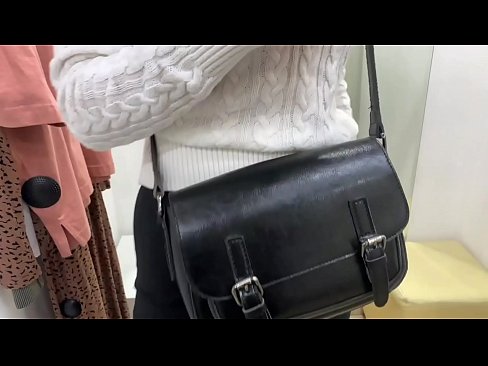 ❤️ فٹنگ روم میں ڈلڈو کے ساتھ نوجوان کتیا فیرل بیری کی عوامی مشت زنی مقعد فحش  ❌